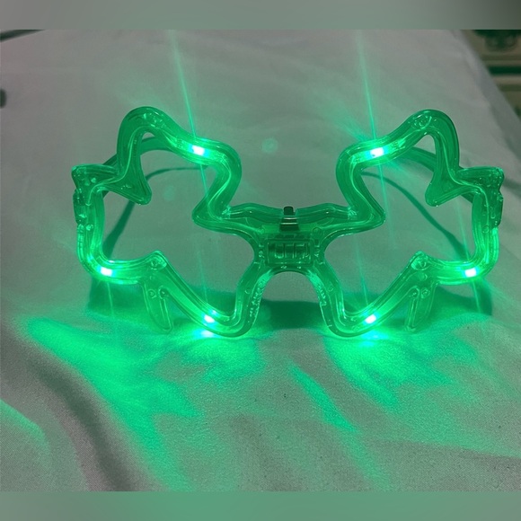 ‼️READ‼️ 

Green Shamrock Novelty Light-Up Glasses - Picture 7 of 7